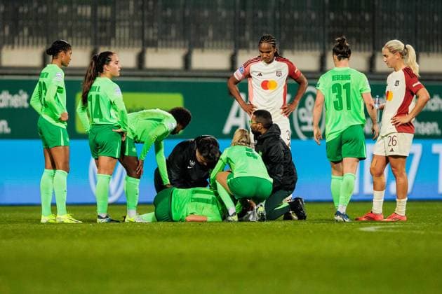 UEFA Women’s Champions League: VfL Wolfsburg - Olympique Lyonnais; 17.10.2024 Alexandra Popp (VfL Wolfsburg, 11, 100. UEFA Champions League Spiel) muss angeschlagen auf dem Platz behandelt werden UEFA Women’s Champions League: VfL Wolfsburg - Olympique Lyonnais, Wolfsburg, AOK Stadion am 17.10.2024 Copyright: xBEAUTIFULxSPORTS Wunderlx