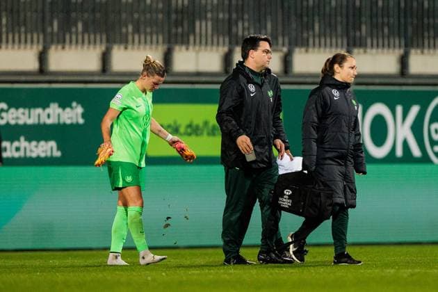 UEFA Women’s Champions League: VfL Wolfsburg - Olympique Lyonnais; 17.10.2024 Alexandra Popp (VfL Wolfsburg, 11, 100. UEFA Champions League Spiel) humpelt angeschlagen vom Platz UEFA Women’s Champions League: VfL Wolfsburg - Olympique Lyonnais, Wolfsburg, AOK Stadion am 17.10.2024 Copyright: xBEAUTIFULxSPORTS Wunderlx