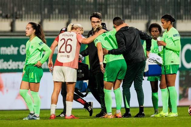 UEFA Women’s Champions League: VfL Wolfsburg - Olympique Lyonnais; 17.10.2024 Alexandra Popp (VfL Wolfsburg, 11, 100. UEFA Champions League Spiel) muss angeschlagen auf dem Platz behandelt werden Lindsey Horan (Olympique Lyonnais, 26) sieht nach ihr UEFA Women’s Champions League: VfL Wolfsburg - Olympique Lyonnais, Wolfsburg, AOK Stadion am 17.10.2024 Copyright: xBEAUTIFULxSPORTS Wunderlx