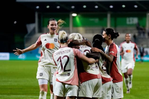Wolfsburg, Germany, October 17th 2024: Lindsey Horan (26 Olympique Lyonnais) with teammates after scoring her teams second goal during the UEFA Womens Champions League Group stage football match between VfL Wolfsburg and Olympique Lyonnais at AOK Stadion in Wolfsburg, Germany. (Daniela Porcelli SPP) Copyright: xDanielaxPorcellix xSPPx spp-en-DaPoSp-20241017-_DP23633