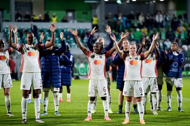 Wolfsburg, Germany, October 17th 2024: Players of Olympique Lyonnais celebrating their victory in front of fans during the UEFA Womens Champions League Group stage football match between VfL Wolfsburg and Olympique Lyonnais at AOK Stadion in Wolfsburg, Germany. (Daniela Porcelli SPP) Copyright: xDanielaxPorcellix xSPPx spp-en-DaPoSp-20241017-_DP23753