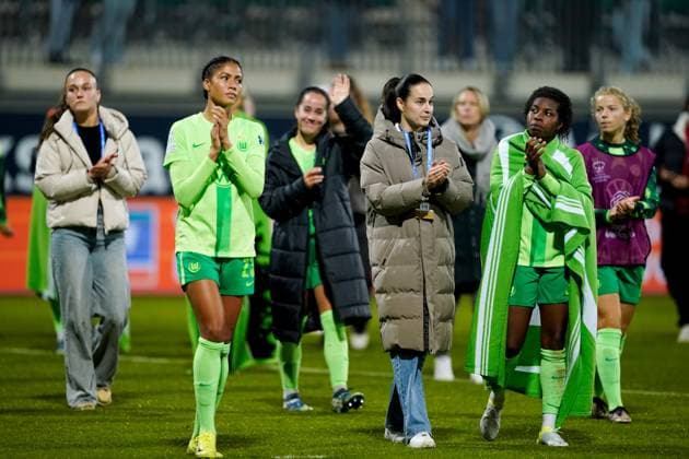 Wolfsburg, Germany, October 17th 2024: Players of VfL Wolfsburg look dejected and disappointed after their loss during the UEFA Womens Champions League Group stage football match between VfL Wolfsburg and Olympique Lyonnais at AOK Stadion in Wolfsburg, Germany. (Daniela Porcelli SPP) Copyright: xDanielaxPorcellix xSPPx spp-en-DaPoSp-20241017-_DP15254