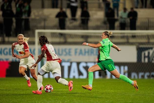 UEFA Women’s Champions League: VfL Wolfsburg - Olympique Lyonnais; 17.10.2024 Zweikampf Melchie Dumornay (Olympique Lyonnais, 6), Alexandra Popp (VfL Wolfsburg, 11, 100. UEFA Champions League Spiel) UEFA Women’s Champions League: VfL Wolfsburg - Olympique Lyonnais, Wolfsburg, AOK Stadion am 17.10.2024 Copyright: xBEAUTIFULxSPORTS Wunderlx