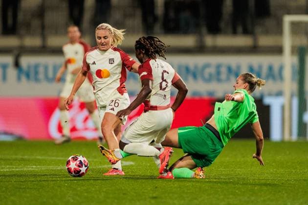 UEFA Women’s Champions League: VfL Wolfsburg - Olympique Lyonnais; 17.10.2024 Zweikampf Melchie Dumornay (Olympique Lyonnais, 6), Alexandra Popp (VfL Wolfsburg, 11, 100. UEFA Champions League Spiel) UEFA Women’s Champions League: VfL Wolfsburg - Olympique Lyonnais, Wolfsburg, AOK Stadion am 17.10.2024 Copyright: xBEAUTIFULxSPORTS Wunderlx