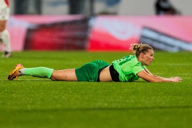 UEFA Women’s Champions League: VfL Wolfsburg - Olympique Lyonnais; 17.10.2024 Alexandra Popp (VfL Wolfsburg, 11, 100. UEFA Champions League Spiel) bleibt frustriert liegen nach Zweikampf UEFA Women’s Champions League: VfL Wolfsburg - Olympique Lyonnais, Wolfsburg, AOK Stadion am 17.10.2024 Copyright: xBEAUTIFULxSPORTS Wunderlx
