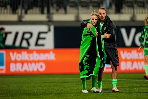 UEFA Women’s Champions League: VfL Wolfsburg - Olympique Lyonnais; 17.10.2024 Svenja Huth (VfL Wolfsburg. 10) und Luca Papp (VfL Wolfsburg, 13) umarmen sich frustriert nach Spielende UEFA Women’s Champions League: VfL Wolfsburg - Olympique Lyonnais, Wolfsburg, AOK Stadion am 17.10.2024 Copyright: xBEAUTIFULxSPORTS Wunderlx