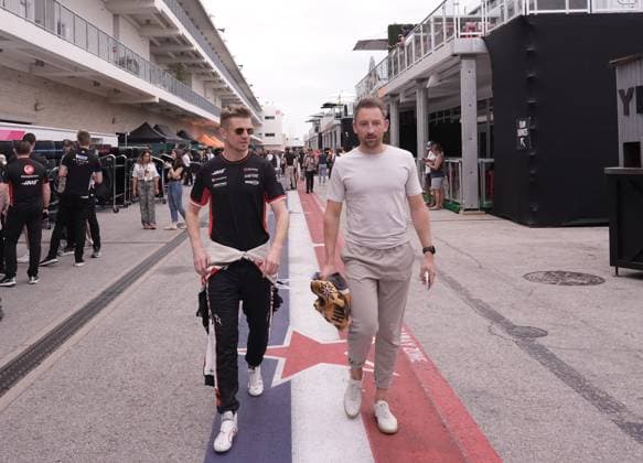 17.10.2024, Circuit of The Americas, Austin, FORMULA 1 PIRELLI UNITED STATES GRAND PRIX 2024 ,im Bild Nico Hülkenberg (DEU), MoneyGram Haas F1 Team mit Manager Raoul Spanger im Fahrerlager von Austin. (Photo by Hasan Bratic DeFodi Images) not used in POL SRB CRO FRA GBR NED ITA USA Defodi-506_20241017_hbr_3176