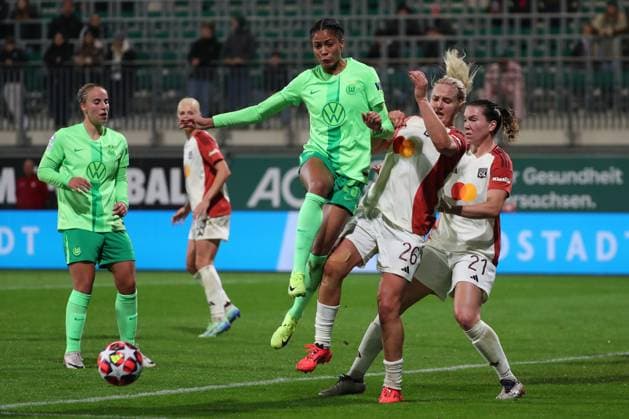 VfL vs. Olympique Lyon, CL Frauen Wolfsburg, 17.10.2024, FUßBALL - VfL Wolfsburg vs. Olympique Lyon, Gruppenrunde Champions League Frauen, Saison 2024 25. Sveindis Jonsdottir (VfL Wolfsburg), Lindsey Horan (Olympique Lyon), Vanessa Gilles (Olympique Lyon) Wolfsburg