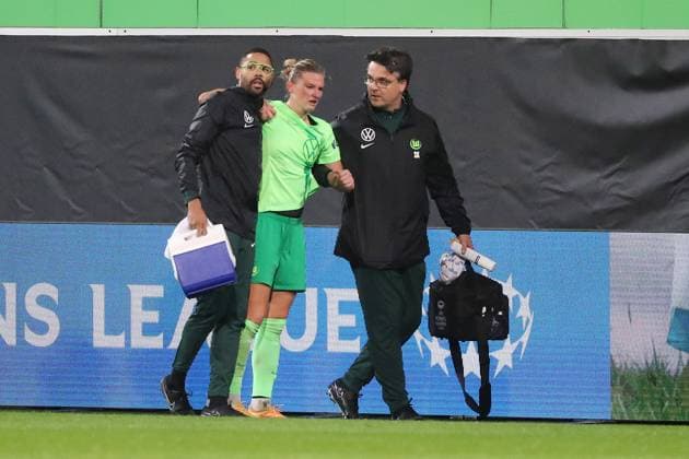VfL vs. Olympique Lyon, CL Frauen Wolfsburg, 17.10.2024, FUßBALL - VfL Wolfsburg vs. Olympique Lyon, Gruppenrunde Champions League Frauen, Saison 2024 25. Alexandra Popp (VfL Wolfsburg) wird verletzt vom Platz geführt. Wolfsburg