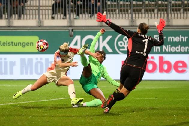VfL vs. Olympique Lyon, CL Frauen Wolfsburg, 17.10.2024, FUßBALL - VfL Wolfsburg vs. Olympique Lyon, Gruppenrunde Champions League Frauen, Saison 2024 25. Lindsey Horan (Olympique Lyon), Lineth Beerensteyn (VfL Wolfsburg), Torfrau Christiane Endler (Olympique Lyon), Wolfsburg