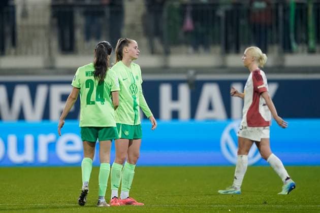 UEFA Womens Champions League - Vfl Wolfsburg v Olympique Lyonnais Joelle Wedemeyer (24 VfL Wolfsburg) and Janina Minge (6 VfL Wolfsburg) look dejected and disappointed after their loss during the UEFA Womens Champions League Group stage football match between VfL Wolfsburg and Olympique Lyonnais at AOK Stadion in Wolfsburg, Germany. Daniela Porcelli SPP Copyright: xDanielaxPorcellix xSPPx daniela_porcelli_sports_press_photo_183716
