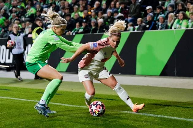 UEFA Womens Champions League - Vfl Wolfsburg v Olympique Lyonnais Eugenie Le Sommer (9 Olympique Lyonnais) and Kathrin Hendrich (4 VfL Wolfsburg) battle for the ball (duel) l during the UEFA Womens Champions League Group stage football match between VfL Wolfsburg and Olympique Lyonnais at AOK Stadion in Wolfsburg, Germany. Daniela Porcelli SPP Copyright: xDanielaxPorcellix xSPPx daniela_porcelli_sports_press_photo_183741
