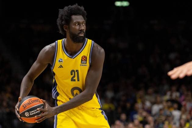 ALBA Berlin v Fenerbahce, Turkish Airlines EuroLeague basketball, Berlin, Germany Berlin, Germany. 17th, October 2024. Khalifa Koumadje (21) of ALBA Berlin seen during the Turkish Airlines EuroLeague basketball match between ALBA Berlin and Fenerbahce at the Uber Arena in Berlin.  Copyright: xGonzalesxPhoto InakixEsnaolax