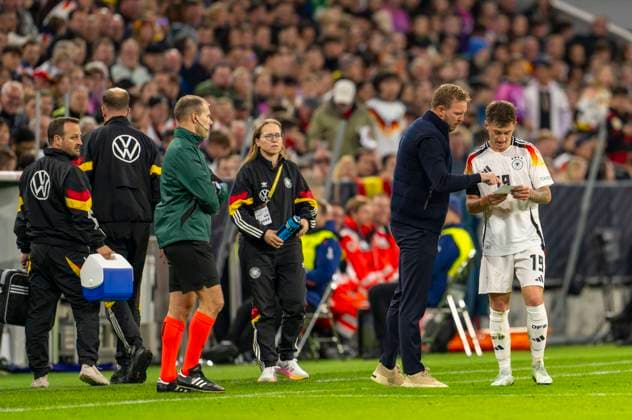 14.10.2024, Fussball UEFA Nations League 2024 25, Gruppe 3, 4.Spieltag, Deutschland - Niederlande, in der Allianz-Arena in München. Trainer Julian Nagelsmann (Deutschland) gibt Angelo Stiller (Deutschland) einen Zettel