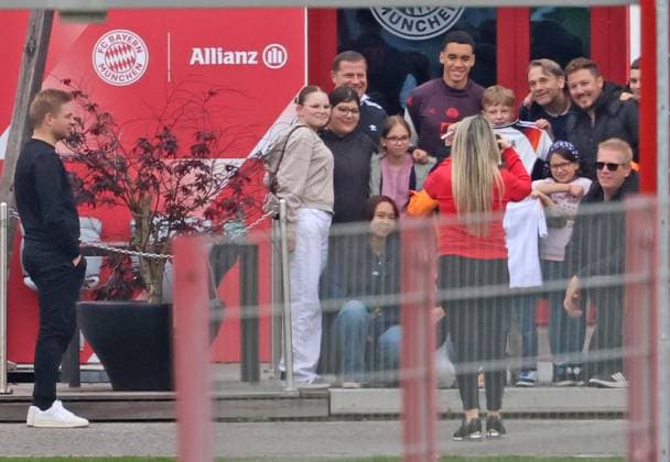 42 Jamal Musiala und Sportvorstand Max Eberl, posieren, vor Mannschaftskabine, Kabine, mit Fans, Fussball FC Bayern Muenchen Training 16.10.2024 FOTO: Mladen Lackovic LakoPress