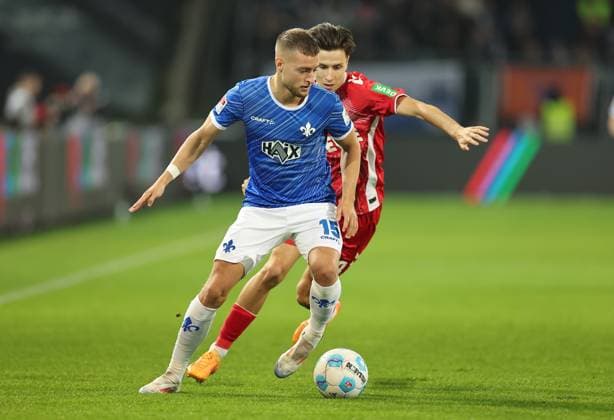 18.10.2024, xdcx, Fussball 2. Bundesliga, SV Darmstadt 98 - 1. FC Köln, emonline, emspor, despor, v.l., Fabian Nürnberger (SV Darmstadt 98), Denis Huseinbasic (1. FC Köln) DFL DFB REGULATIONS PROHIBIT ANY USE OF PHOTOGRAPHS AS IMAGE SEQUENCES AND OR QUASI-VIDEO.