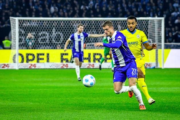 18.10.2024, xlakx, Fussball 2.Bundesliga, Hertha BSC Berlin - Eintracht Braunschweig emspor, v.l. Michael Cuisance (Hertha BSC 27),Leon Bell Bell (Eintracht Braunschweig 19),Zweikampf, Duell, Kampf, tackle (DFL DFB REGULATIONS PROHIBIT ANY USE OF PHOTOGRAPHS as IMAGE SEQUENCES and or QUASI-VIDEO) Daniel Lakomski Jan Huebner Berlin