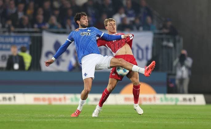 18.10.2024, xdcx, Fussball 2. Bundesliga, SV Darmstadt 98 - 1. FC Köln, emonline, emspor, despor, v.l., Fraser Hornby (SV Darmstadt 98), Timo Hübers (1. FC Köln) DFL DFB REGULATIONS PROHIBIT ANY USE OF PHOTOGRAPHS AS IMAGE SEQUENCES AND OR QUASI-VIDEO.
