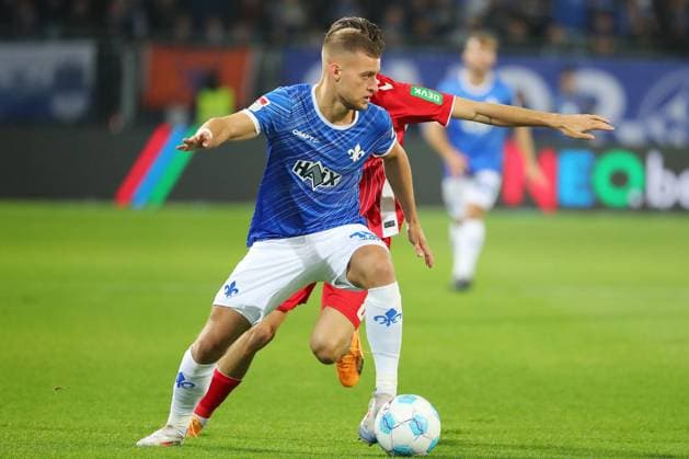 18.10.2024, xtvx, Fussball 2.Bundesliga, SV Darmstadt 98 - 1.FC Köln emspor, v.l. Zweikampf, Duell, duel, tackle, compete Fabian Nuernberger (SV Darmstadt 98) Denis Huseinbasic (1. FC Koeln) (DFL DFB REGULATIONS PROHIBIT ANY USE OF PHOTOGRAPHS as IMAGE SEQUENCES and or QUASI-VIDEO) Darmstadt