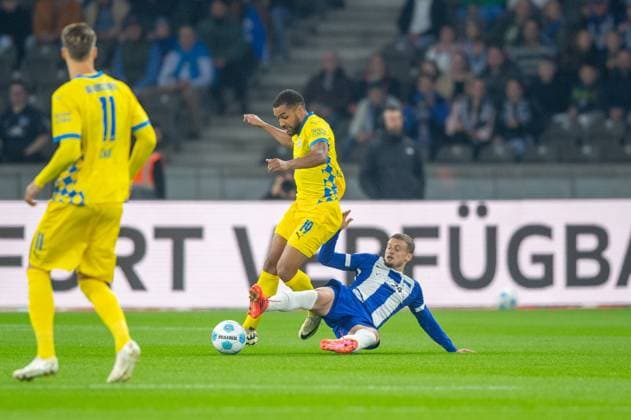Fussball, Herren, Saison 2024 2025, 2. Bundesliga (9. Spieltag), Hertha BSC - Eintracht Braunschweig, v.l. Levente Szabo (Braunschweig), Leon Bell Bell (Braunschweig), Michael Cuisance (Hertha BSC), 18.10. 2024,