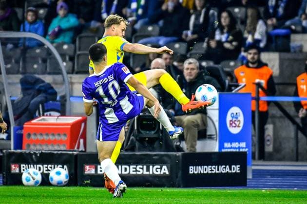 18.10.2024, xlakx, Fussball 2.Bundesliga, Hertha BSC Berlin - Eintracht Braunschweig emspor, v.l. Ibrahim Maza (Hertha BSC 10),Niklas Tauer (Eintracht Braunschweig 8),Zweikampf, Duell, Kampf, tackle (DFL DFB REGULATIONS PROHIBIT ANY USE OF PHOTOGRAPHS as IMAGE SEQUENCES and or QUASI-VIDEO) Daniel Lakomski Jan Huebner Berlin