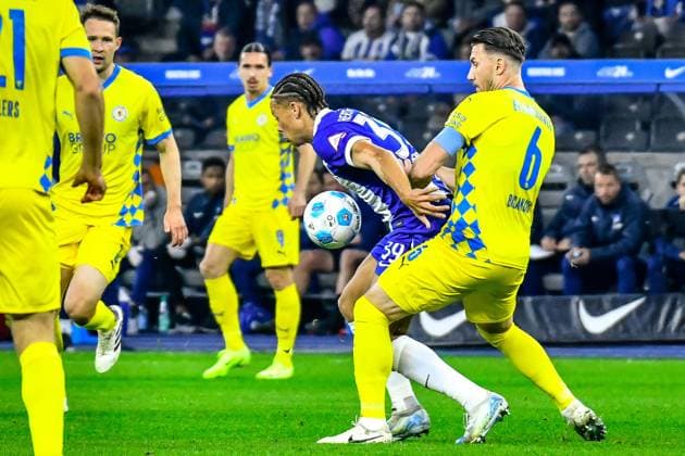 18.10.2024, xlakx, Fussball 2.Bundesliga, Hertha BSC Berlin - Eintracht Braunschweig emspor, v.l. Derry Scherhant (Hertha BSC 39),Ermin Bicakcic (Eintracht Braunschweig 6),Zweikampf, Duell, Kampf, tackle (DFL DFB REGULATIONS PROHIBIT ANY USE OF PHOTOGRAPHS as IMAGE SEQUENCES and or QUASI-VIDEO) Daniel Lakomski Jan Huebner Berlin