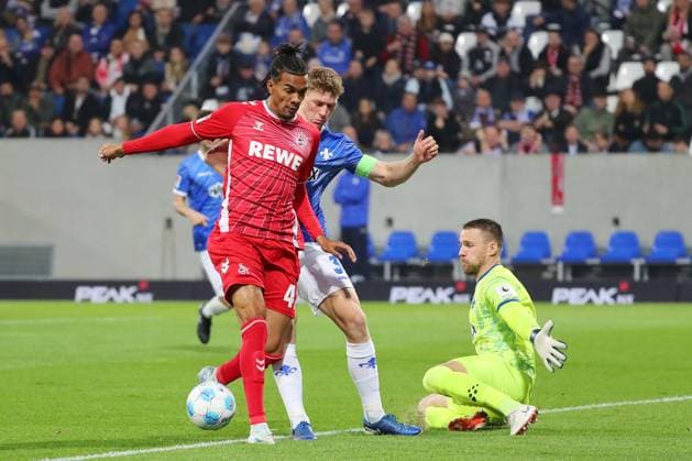 18.10.2024, xtvx, Fussball 2.Bundesliga, SV Darmstadt 98 - 1.FC Köln emspor, v.l. Zweikampf, Duell, duel, tackle, compete Damion Downs (1. FC Koeln) Torwart Marcel Schuhen (SV Darmstadt 98) (DFL DFB REGULATIONS PROHIBIT ANY USE OF PHOTOGRAPHS as IMAGE SEQUENCES and or QUASI-VIDEO) Darmstadt