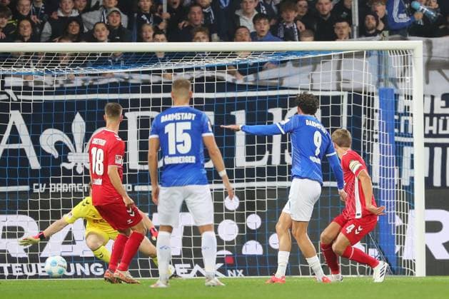 18.10.2024, xtvx, Fussball 2.Bundesliga, SV Darmstadt 98 - 1.FC Köln emspor, v.l. Goal scored, Tor zum 1:0 Fraser Hornby (SV Darmstadt 98) (DFL DFB REGULATIONS PROHIBIT ANY USE OF PHOTOGRAPHS as IMAGE SEQUENCES and or QUASI-VIDEO) Darmstadt
