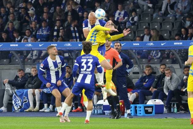 DEU, DFL, 2. FBL, Hertha BSC vs. Braunschweig, 18.10.2024, Berliner Olympiastadion, Berlin, DEU, DFL, 2. FBL, Hertha BSC vs. Braunschweig, im Bild Florian Niederlechner (Hertha BSC Berlin 7), Paul Jaeckel (Eintracht Braunschweig 3) DFL - regulations prohibit any use of Photographs as image sequences and or quasi-video Foto: Juergen Engler nordphoto GmbH