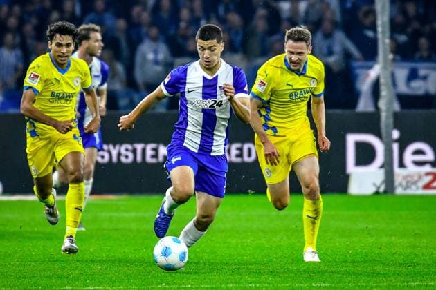 18.10.2024, xlakx, Fussball 2.Bundesliga, Hertha BSC Berlin - Eintracht Braunschweig emspor, v.l. Johan Gomez (Eintracht Braunschweig 44),Ibrahim Maza (Hertha BSC 10),Paul Jaeckel (Eintracht Braunschweig 2),Zweikampf, Duell, Kampf, tackle (DFL DFB REGULATIONS PROHIBIT ANY USE OF PHOTOGRAPHS as IMAGE SEQUENCES and or QUASI-VIDEO) Daniel Lakomski Jan Huebner Berlin