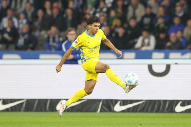 18.10.2024, xtgx, Fussball - 2.Bundesliga, Hertha BSC Berlin - Eintracht Braunschweig emspor, v.l. Johan Gomez (Braunschweig, 44) am Ball, plays the ball (DFL DFB REGULATIONS PROHIBIT ANY USE OF PHOTOGRAPHS as IMAGE SEQUENCES and or QUASI-VIDEO) Berlin