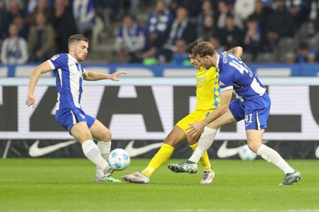 18.10.2024, xtgx, Fussball - 2.Bundesliga, Hertha BSC Berlin - Eintracht Braunschweig emspor, v.l. Jonjoe Kenny (Hertha, 16), Johan Gomez (Braunschweig, 44), Pascal Klemens (Hertha, 41) Zweikampf, Duell, Kampf, tackle (DFL DFB REGULATIONS PROHIBIT ANY USE OF PHOTOGRAPHS as IMAGE SEQUENCES and or QUASI-VIDEO) Berlin