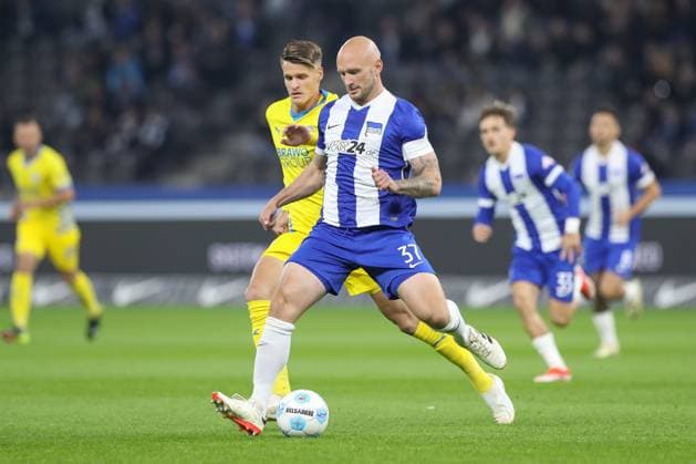 18.10.2024, xtgx, Fussball - 2.Bundesliga, Hertha BSC Berlin - Eintracht Braunschweig emspor, v.l. Levente Szabo (Braunschweig, 11), Toni Leistner (Hertha, 37) Zweikampf, Duell, Kampf, tackle (DFL DFB REGULATIONS PROHIBIT ANY USE OF PHOTOGRAPHS as IMAGE SEQUENCES and or QUASI-VIDEO) Berlin