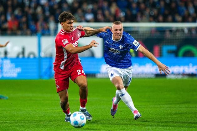 Julian Pauli (1. FC Koeln, 24) im Zweikampf mit Isac Lidberg (SV Darmstadt 98, 07), GER, SV Darmstadt 98 vs. 1. FC Koeln, Fussball, 2. Bundesliga, 9. Spieltag, Saison 2024 2025, 18.10.2024. DFL REGULATIONS PROHIBIT ANY USE OF PHOTOGRAPHS as IMAGE SEQUENCES and or QUASI-VIDEO. GER, SV Darmstadt 98 vs. 1. FC Koeln, Fussball, 2. Bundesliga, 9. Spieltag, Saison 2024 2025, 18.10.2024. Darmsatdt