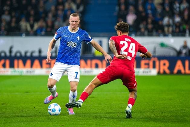 Isac Lidberg (SV Darmstadt 98, 07) am Ball, davor Julian Pauli (1. FC Koeln, 24), GER, SV Darmstadt 98 vs. 1. FC Koeln, Fussball, 2. Bundesliga, 9. Spieltag, Saison 2024 2025, 18.10.2024. DFL REGULATIONS PROHIBIT ANY USE OF PHOTOGRAPHS as IMAGE SEQUENCES and or QUASI-VIDEO. GER, SV Darmstadt 98 vs. 1. FC Koeln, Fussball, 2. Bundesliga, 9. Spieltag, Saison 2024 2025, 18.10.2024. Darmsatdt