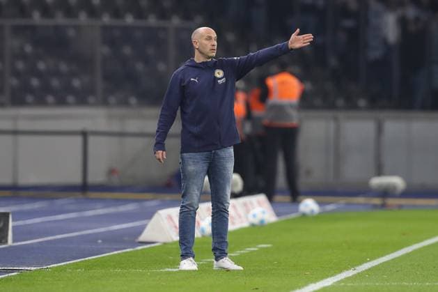 18.10.2024, xtgx, Fussball - 2.Bundesliga, Hertha BSC Berlin - Eintracht Braunschweig emspor, v.l. Daniel Scherning (Braunschweig, Trainer) gibt Anweisungen, gestikuliert mit den Armen, gesticulate, gives instructions (DFL DFB REGULATIONS PROHIBIT ANY USE OF PHOTOGRAPHS as IMAGE SEQUENCES and or QUASI-VIDEO) Berlin