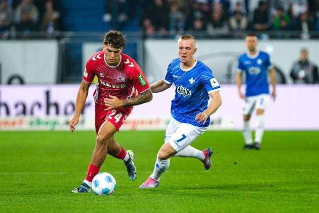 Julian Pauli (1. FC Koeln, 24) im Zweikampf mit Isac Lidberg (SV Darmstadt 98, 07), GER, SV Darmstadt 98 vs. 1. FC Koeln, Fussball, 2. Bundesliga, 9. Spieltag, Saison 2024 2025, 18.10.2024. DFL REGULATIONS PROHIBIT ANY USE OF PHOTOGRAPHS as IMAGE SEQUENCES and or QUASI-VIDEO. GER, SV Darmstadt 98 vs. 1. FC Koeln, Fussball, 2. Bundesliga, 9. Spieltag, Saison 2024 2025, 18.10.2024. Darmsatdt