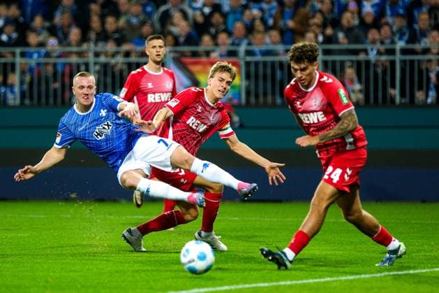 Sport Bilder des Tages Isac Lidberg (SV Darmstadt 98, 07) im Zweikampf mit Timo Huebers (1. FC Koeln, 04), davor Julian Pauli (1. FC Koeln, 24), GER, SV Darmstadt 98 vs. 1. FC Koeln, Fussball, 2. Bundesliga, 9. Spieltag, Saison 2024 2025, 18.10.2024. DFL REGULATIONS PROHIBIT ANY USE OF PHOTOGRAPHS as IMAGE SEQUENCES and or QUASI-VIDEO. GER, SV Darmstadt 98 vs. 1. FC Koeln, Fussball, 2. Bundesliga, 9. Spieltag, Saison 2024 2025, 18.10.2024. Darmsatdt