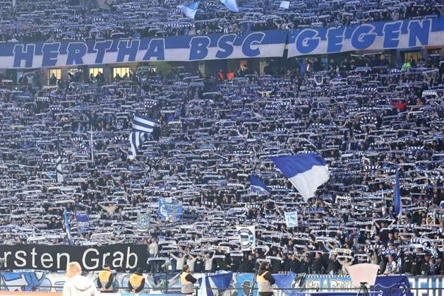 Berlin, 18.10.24, Fussball, 2.Bundesliga, 9. Spieltag, Hertha BSC - Eintracht Braunschweig, Olympiastadion. Die Fans stimmen sich auf das Spiel ein. DFL regulations and DFB regulations prohibit any use of photographs as image sequences and or quasi-video, Foto: Andreas Gora Hertha BSC - Eintracht Braunschweig