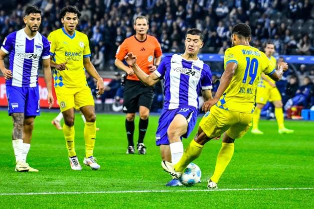18.10.2024, xlakx, Fussball 2.Bundesliga, Hertha BSC Berlin - Eintracht Braunschweig emspor, v.l. Ibrahim Maza (Hertha BSC 10),Leon Bell Bell (Eintracht Braunschweig 19),Zweikampf, Duell, Kampf, tackle (DFL DFB REGULATIONS PROHIBIT ANY USE OF PHOTOGRAPHS as IMAGE SEQUENCES and or QUASI-VIDEO) Daniel Lakomski Jan Huebner Berlin