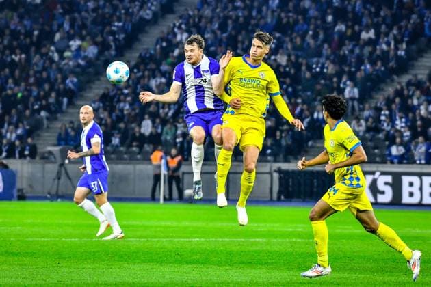 18.10.2024, xlakx, Fussball 2.Bundesliga, Hertha BSC Berlin - Eintracht Braunschweig emspor, v.l. Pascal Klemens (Hertha BSC 41),Levente Szabo (Eintracht Braunschweig 11),Zweikampf, Duell, Kampf, tackle (DFL DFB REGULATIONS PROHIBIT ANY USE OF PHOTOGRAPHS as IMAGE SEQUENCES and or QUASI-VIDEO) Daniel Lakomski Jan Huebner Berlin