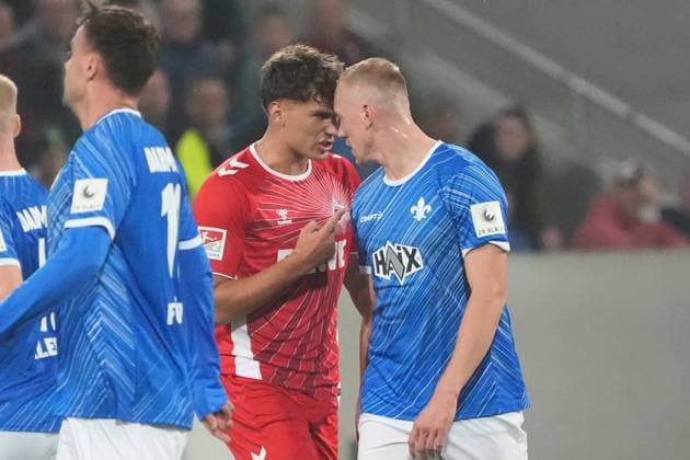 Julian Pauli (1. FC Köln) und Isac Lidberg (SV Darmstadt 98, 07) geraten aneinander - 18.10.2024 2. Bundesliga, Saison 24 25: SV Darmstadt 98 vs 1. FC Köln, Stadion am Boellenfalltor, emonline, emspor,