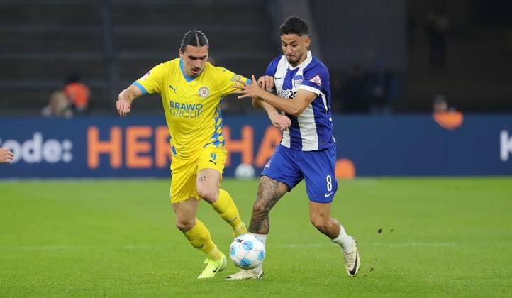 Rayan Philippe im Zweikampf mit Kevin Diego Sessa Aktion Spielszene Fußball Fussball DFL 2.Bundesliga Herren 9.Spieltag Saison 2024 2025 18.10.2024 Hertha BSC Berlin vs. Eintracht Braunschweig BTSV DFL regulations prohibit any use of photographs as image sequences and or quasi-video