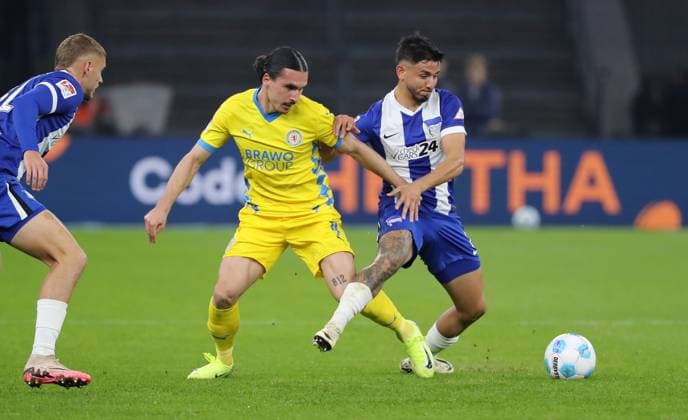 Rayan Philippe im Zweikampf mit Kevin Diego Sessa Aktion Spielszene Fußball Fussball DFL 2.Bundesliga Herren 9.Spieltag Saison 2024 2025 18.10.2024 Hertha BSC Berlin vs. Eintracht Braunschweig BTSV DFL regulations prohibit any use of photographs as image sequences and or quasi-video
