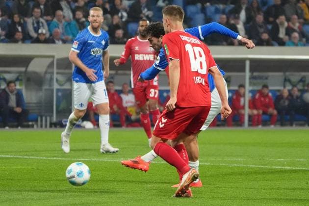 Frasier Hornby (SV Darmstadt 98, 09) zieht ab und erzielt das Tor zum 1:0 - 18.10.2024 2. Bundesliga, Saison 24 25: SV Darmstadt 98 vs 1. FC Köln, Stadion am Boellenfalltor, emonline, emspor,