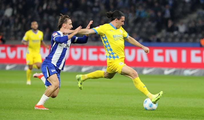 Michal Karbownik, Rayan Philippe schiesst Zweikampf Spielszene Aktion Fußball Fussball DFL 2.Bundesliga Herren 9.Spieltag Saison 2024 2025 18.10.2024 Hertha BSC Berlin vs. Eintracht Braunschweig BTSV DFL regulations prohibit any use of photographs as image sequences and or quasi-video