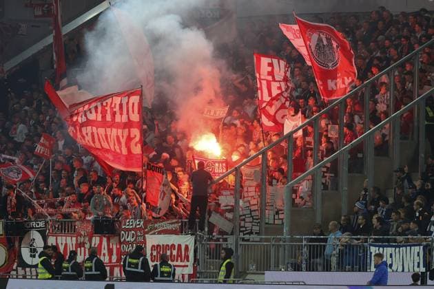 2024.10.18 xJFAx 2.BL SV Darmstadt 98 - 1.FC Köln v.l., 1.FC Köln Pyrotechnik, Pyro, Rauch, Feuer, Randale, Bengalos, Rauchbomben, pirotecnica, fumo, fuoco, Wunderkerzen (DFL DFB REGULATIONS PROHIBIT ANY USE OF PHOTOGRAPHS as IMAGE SEQUENCES and or QUASI-VIDEO)