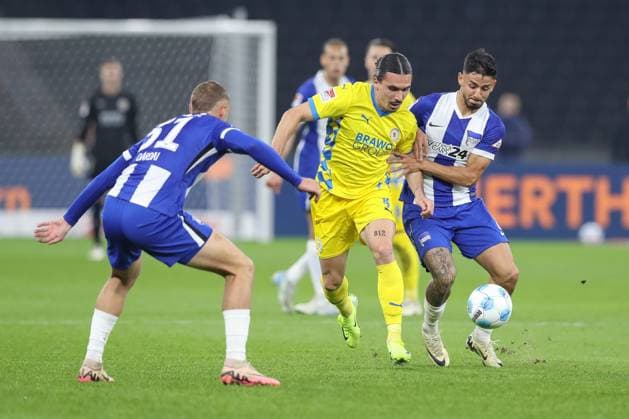 18.10.2024, xtgx, Fussball - 2.Bundesliga, Hertha BSC Berlin - Eintracht Braunschweig emspor, v.l. Marton Dardai (Hertha, 31), Rayan Philippe (Braunschweig, 9), Kevin Sessa (Hertha, 8) (DFL DFB REGULATIONS PROHIBIT ANY USE OF PHOTOGRAPHS as IMAGE SEQUENCES and or QUASI-VIDEO) Berlin