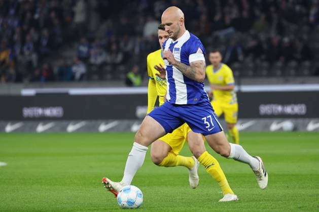 Berlin, 18.10.24, Fussball, 2.Bundesliga, 9. Spieltag, Hertha BSC - Eintracht Braunschweig, Olympiastadion. Levente Szabo von Eintracht Braunschweig kaempft gegen Berlins Toni Leistner um den Ball. DFL regulations and DFB regulations prohibit any use of photographs as image sequences and or quasi-video, Foto: Andreas Gora Hertha BSC - Eintracht Braunschweig