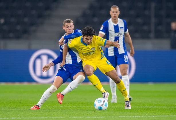 Fussball, Herren, Saison 2024 2025, 2. Bundesliga (9. Spieltag), Hertha BSC - Eintracht Braunschweig, v.l. Michael Cuisance (Hertha BSC), Johan Gomez (Braunschweig), 18.10. 2024,